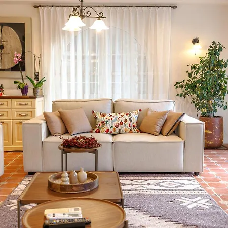 Villa Bujtina E Diellit Boutique *