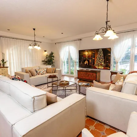 Bujtina E Diellit Boutique Villa