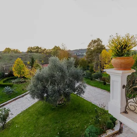 Bujtina E Diellit Boutique Villa *