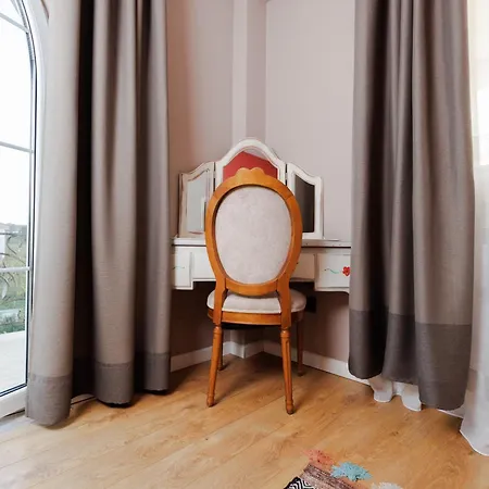 Villa Bujtina E Diellit Boutique *