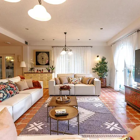 Bujtina E Diellit Boutique Villa *